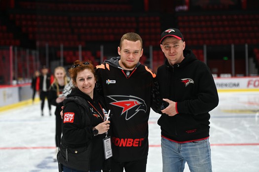 Массовые катания для 75 первых покупателей абонементов на матчи «Авангарда» в сезоне 2025/26 с Михаилом Гуляевым