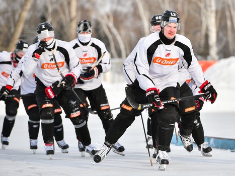Тренировка "Авангарда" на стадионе "Юность" под открытым небом