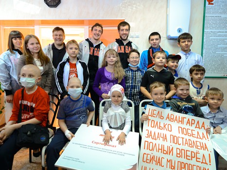 Сумманен, Калинин и Гончаров в гостях у юных пациентов ОДКБ