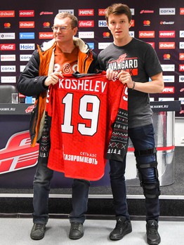 Вручение новогодних свитеров