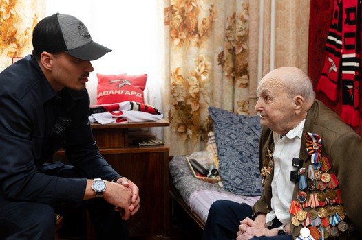 Наиль Якупов в гостях у 101-летнего болельщика Юрия Чернобыльского