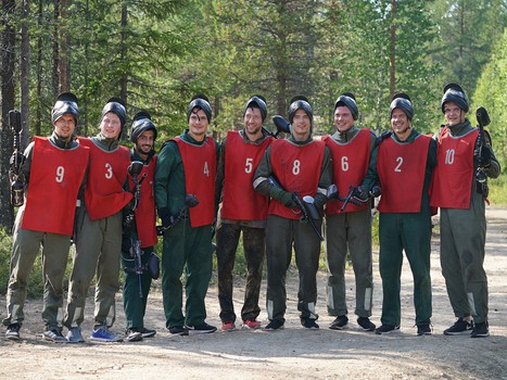 Братья по оружию. Игроки, тренеры и персонал "Авангарда" сыграли в пейнтбол