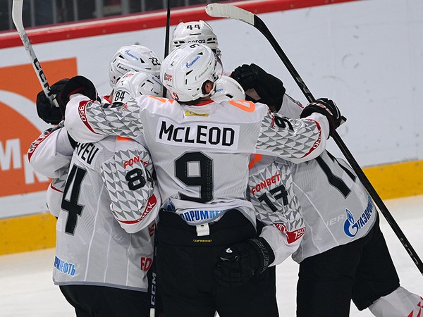 Карнавал на Урале! «Авангард» обыгрывает «Трактор»