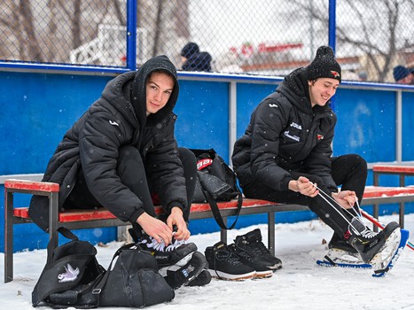 Уроки хоккея проходят в 10 школах Омска