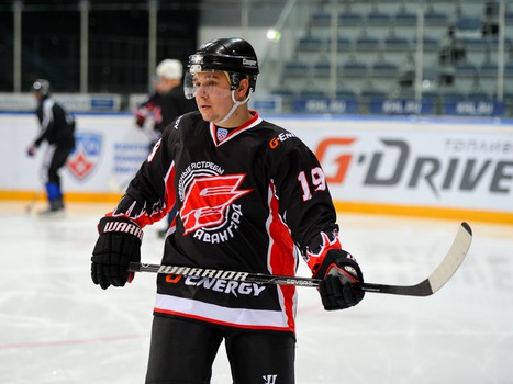 "Офисные Ястребы": вручение игровых свитеров и ледовая тренировка