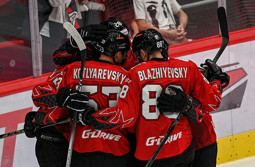 СЕРЬЁЗНАЯ ПРЕДСЕЗОНКА | Победная раздевалка «Авангарда» после матча с «Нефтехимиком» (ВИДЕО)