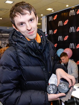 Автограф-сессия игроков "Авангарда" в "Макдоналдс"