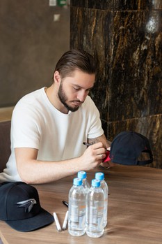 Договорённость о продлении контракта и автограф-сессия Семёна Чистякова в «Айсорс»