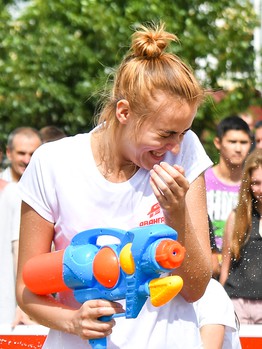 Жаркий хоккей: в Омске состоялся третий "Кубок Авангарда" по хоккею на песке