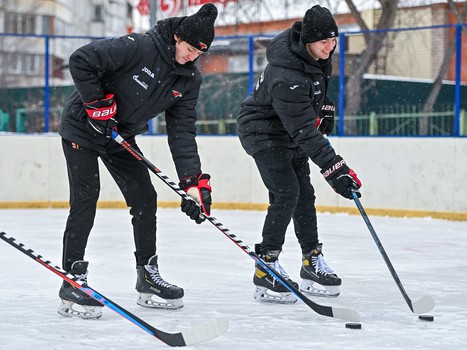 Уроки хоккея проходят в 10 школах Омска