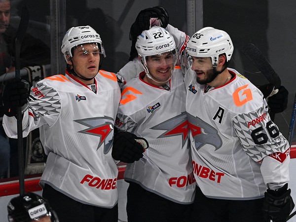 В ЧЕЛЯБИНСКЕ ОСАДКИ В ВИДЕ ШАЙБ | Победная раздевалка «Авангарда» после «Трактора»