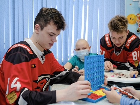 Новогодние подарки для юных болельщиков