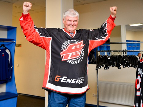 "Офисные Ястребы": вручение игровых свитеров и ледовая тренировка