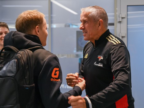 Боб Хартли прилетел в Омск