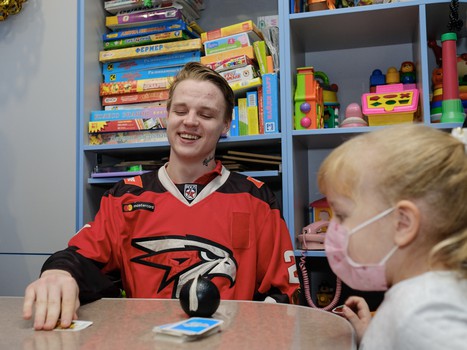 Новогодние подарки для юных болельщиков