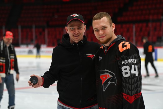 Массовые катания для 75 первых покупателей абонементов на матчи «Авангарда» в сезоне 2025/26 с Михаилом Гуляевым