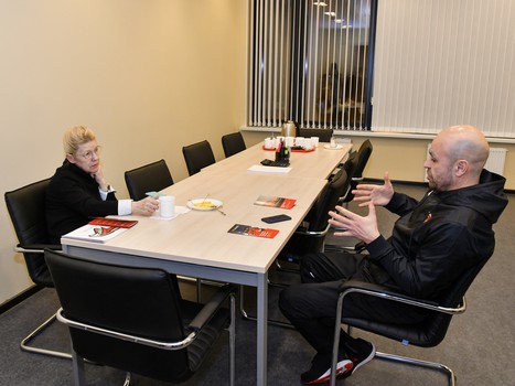 Елена Мизулина в Хоккейной Академии «Авангард»