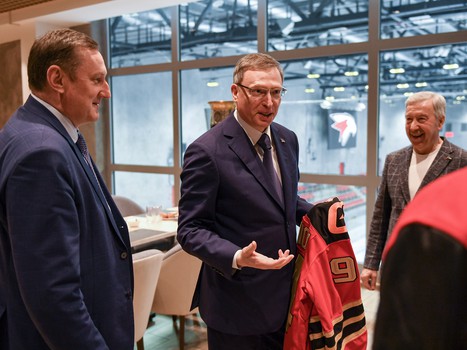 Встреча обладателя Кубка Гагарина Кирилла Семёнова и губернатора Александра Буркова в Академии «Авангард»