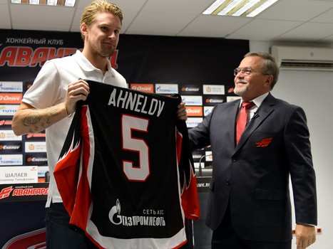 Пресс-конференция президента ХК "Авангард" Владимира Шалаева и представление новичков