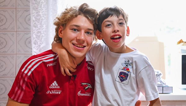 Арсений Грицюк и Антон Белов | Игроки «Авангарда» доставляют абонементы самым ценным болельщикам (ВИДЕО+ФОТО)