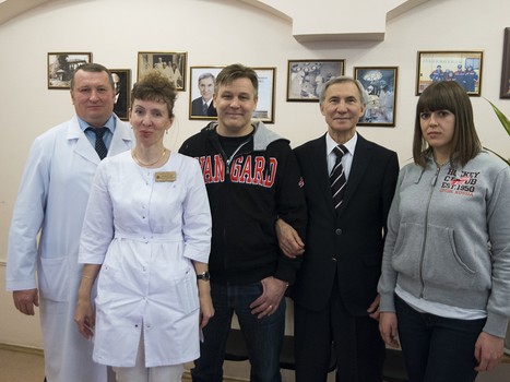 Хоккеисты "Авангарда" поздравили детей из ОДКБ с наступающим Новым годом