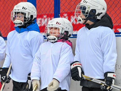 Уроки хоккея проходят в 10 школах Омска