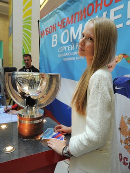 Сергей Калинин с Кубком чемпионов мира в Омске. День 2