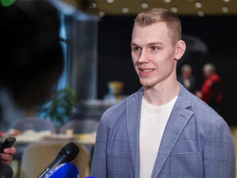 Встреча обладателя Кубка Гагарина Кирилла Семёнова и губернатора Александра Буркова в Академии «Авангард»