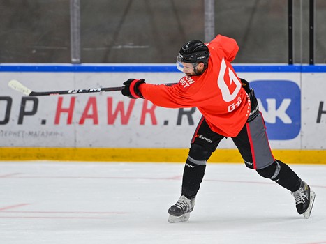 Олег Микульчик на тренировке «Авангарда»