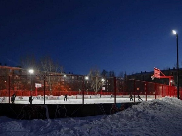 В Омске на двух хоккейных коробках появилось искусственное освещение