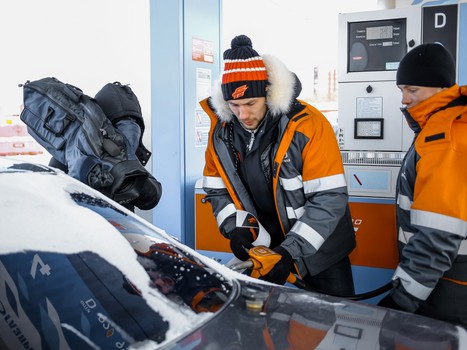 Хоккеисты "Авангарда" сыграли с омичами в настольный хоккей и поработали на заправке