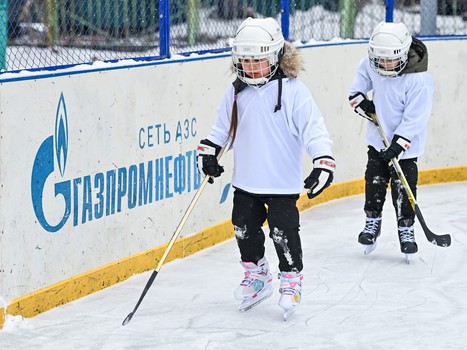 Уроки хоккея проходят в 10 школах Омска