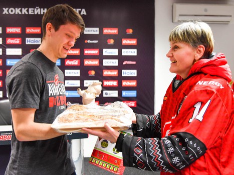 Вручение новогодних свитеров