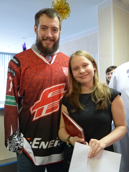 Хоккеисты "Авангарда" поздравили детей из ОДКБ с наступающим Новым годом