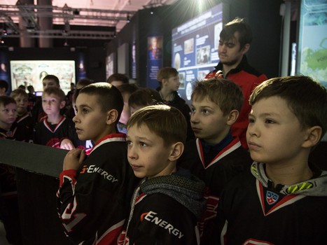 Олег Шилин с воспитанниками школы "Авангарда" на экскурсии в Историческом парке