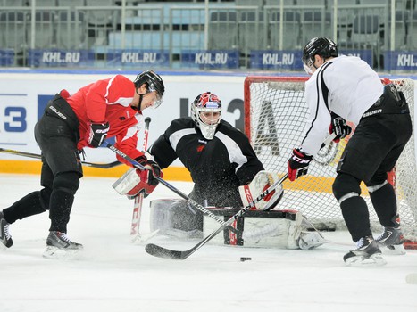 Сергей Гусев тренируется в основном составе перед матчем с "Витязем"