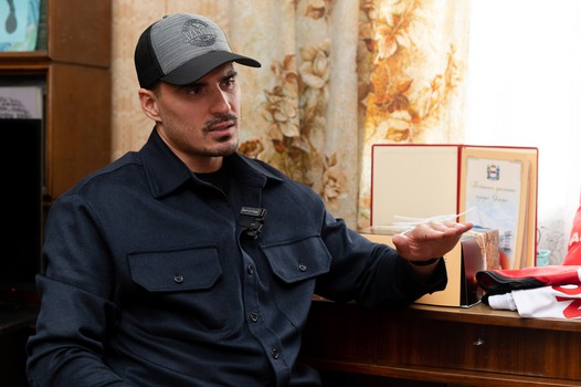 Наиль Якупов в гостях у 101-летнего болельщика Юрия Чернобыльского