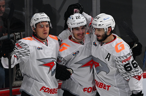 В ЧЕЛЯБИНСКЕ ОСАДКИ В ВИДЕ ШАЙБ | Победная раздевалка «Авангарда» после «Трактора»