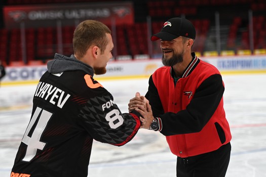 Массовые катания для 75 первых покупателей абонементов на матчи «Авангарда» в сезоне 2025/26 с Михаилом Гуляевым