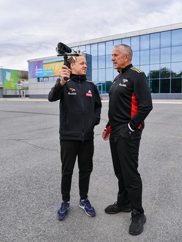 Боб Хартли прилетел в Омск