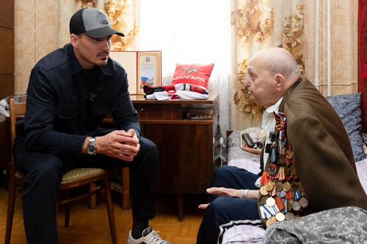 Наиль Якупов в гостях у 101-летнего болельщика Юрия Чернобыльского