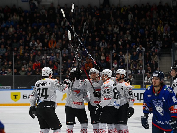 ВЫ — КОЛЛЕКТИВ | Победная раздевалка «Авангарда» после матча с «Торпедо» (ВИДЕО)