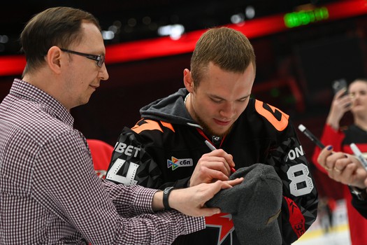 Массовые катания для 75 первых покупателей абонементов на матчи «Авангарда» в сезоне 2025/26 с Михаилом Гуляевым