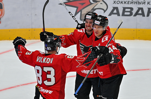 ПОКАЗЫВАЕМ ЗУБЫ | Победная раздевалка «Авангарда» после матча с «Сибирью» (ВИДЕО)