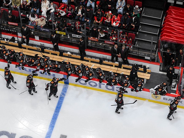 МЫ ВСЕГДА БОРЕМСЯ | Победная раздевалка «Авангарда» после матча с «Амуром» (ВИДЕО)