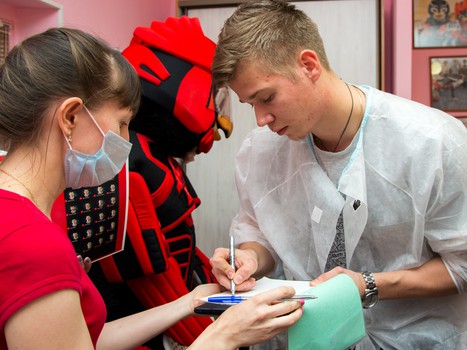 "Авангард" в гостях у юных болельщиков Омской областной клинической больницы