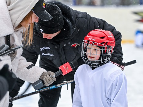 Уроки хоккея проходят в 10 школах Омска