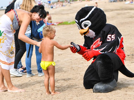 Жаркий хоккей: в Омске состоялся третий "Кубок Авангарда" по хоккею на песке