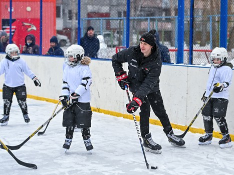Уроки хоккея проходят в 10 школах Омска
