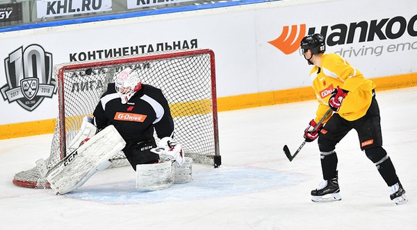 "Нужно заставить соперника ошибаться". "Авангард" готовится к матчу с ХК "Сочи"